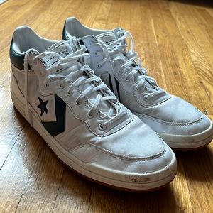 Size 11.5 converse fastbreak white with emerald green logo